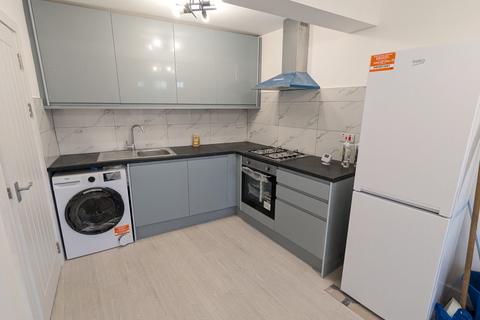 2 bedroom maisonette to rent, Tudor Way, Southgate, London N14