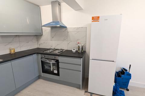 2 bedroom maisonette to rent, Tudor Way, Southgate, London N14