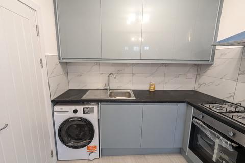 2 bedroom maisonette to rent, Tudor Way, Southgate, London N14
