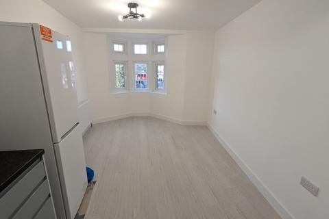 2 bedroom maisonette to rent, Tudor Way, Southgate, London N14
