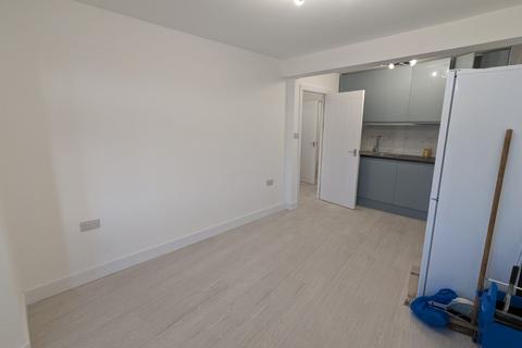 2 bedroom maisonette to rent, Tudor Way, Southgate, London N14