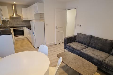4 bedroom flat to rent, Brondesbury Road, London NW6