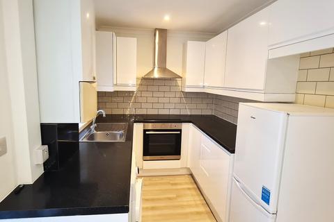 4 bedroom flat to rent, Brondesbury Road, London NW6