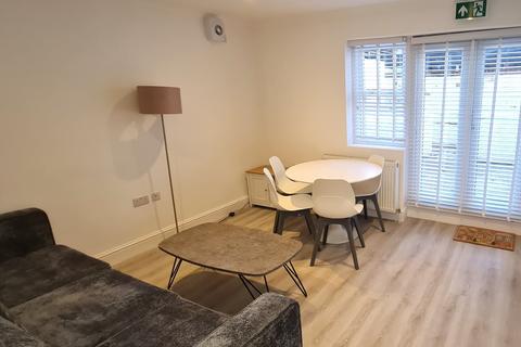 4 bedroom flat to rent, Brondesbury Road, London NW6