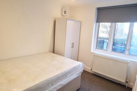 4 bedroom flat to rent, Brondesbury Road, London NW6