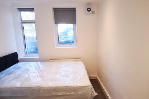 4 bedroom flat to rent, Brondesbury Road, London NW6