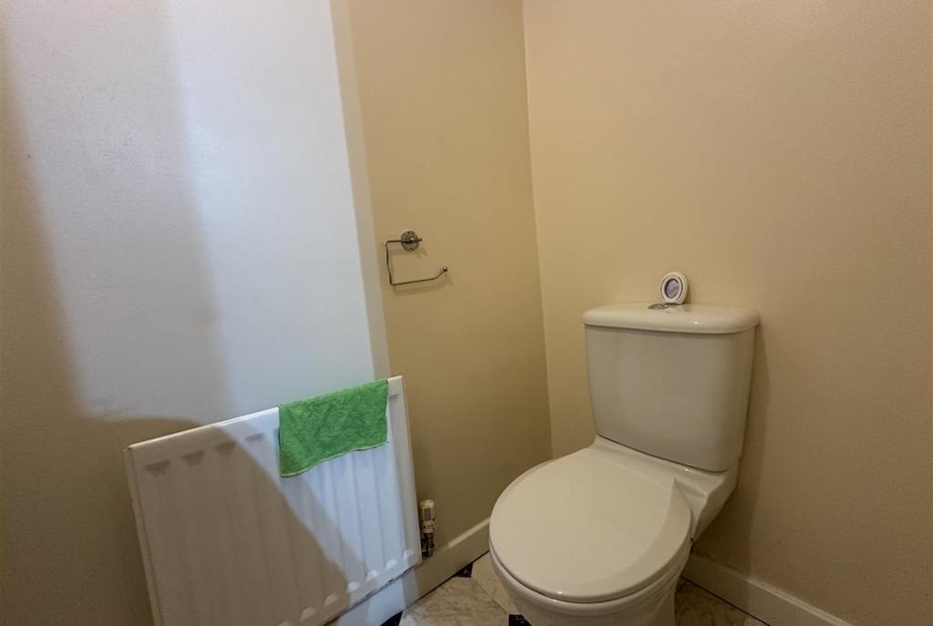 Compact WC with modern close-coupled toilet, ne...