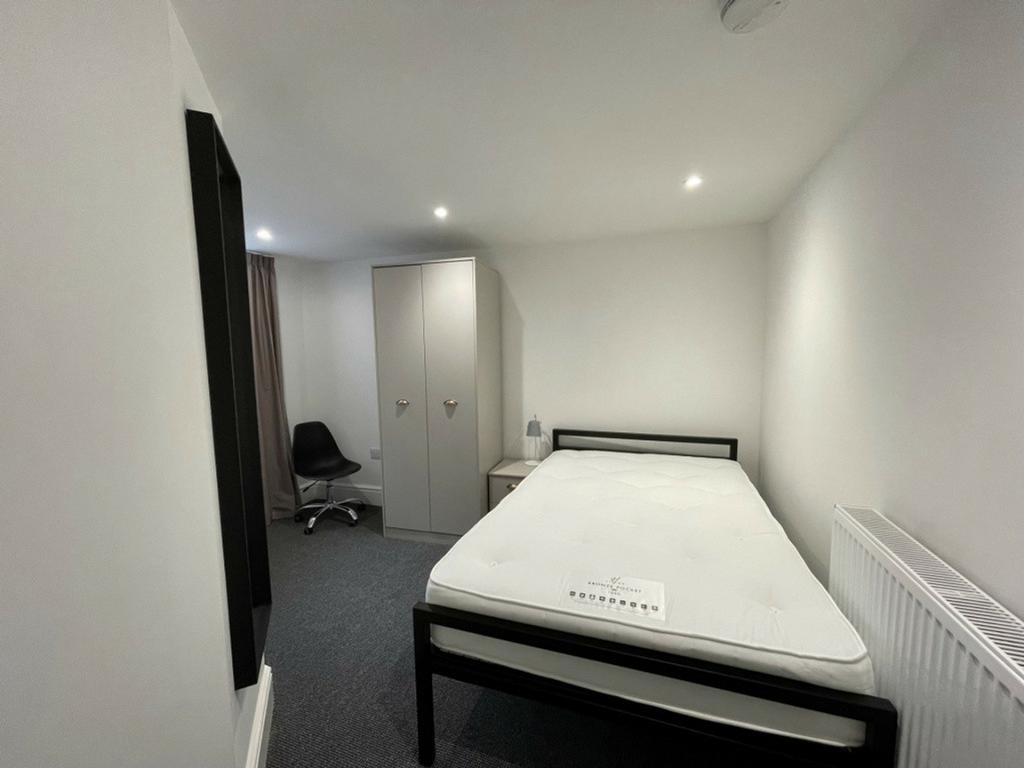 A bright and tidy double bedroom with modern fu...