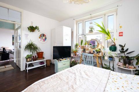 2 bedroom flat for sale, Mapledene Estate, Mapledene Road, London, E8