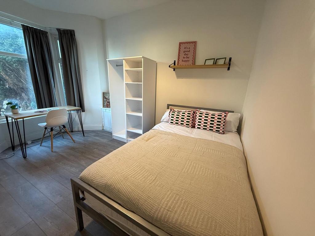Bright, tidy double bedroom with a comfortable ...