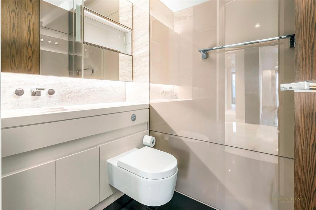 Bathroom.JPG