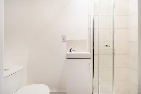 4 bedroom flat to rent, Myddleton Road, London N22