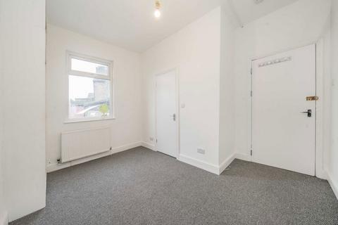 4 bedroom flat to rent, Myddleton Road, London N22
