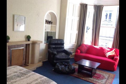 4 bedroom apartment to rent, Polwarth Gardens, Edinburgh, EH11
