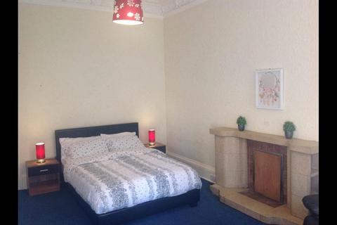 4 bedroom apartment to rent, Polwarth Gardens, Edinburgh, EH11