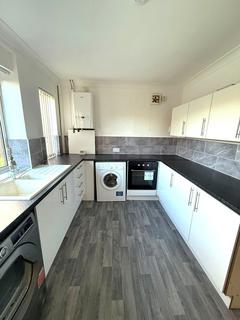 3 bedroom semi-detached house to rent, Hollin Park Crescent, Leeds LS8