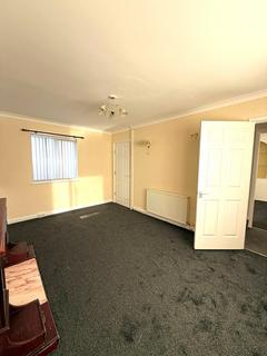 3 bedroom semi-detached house to rent, Hollin Park Crescent, Leeds LS8