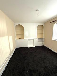 3 bedroom semi-detached house to rent, Hollin Park Crescent, Leeds LS8