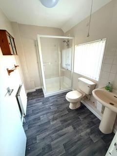 3 bedroom semi-detached house to rent, Hollin Park Crescent, Leeds LS8