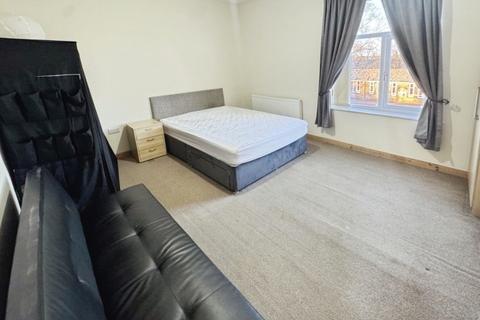 3 bedroom terraced house to rent, St Annes Avenue, Royton OL2