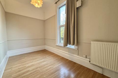 2 bedroom apartment to rent, Coombe Road , South Croydon