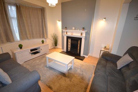 3 bedroom semi-detached house to rent, Lindsay Road, Leicester LE3