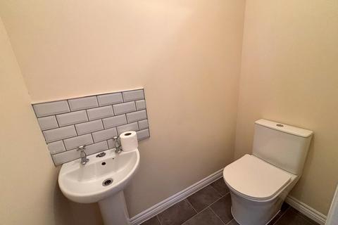 3 bedroom end of terrace house to rent, Church Street, Uttoxeter