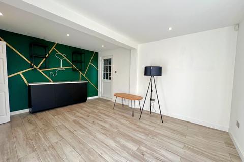 3 bedroom detached house to rent, Crossacres, Woking GU22