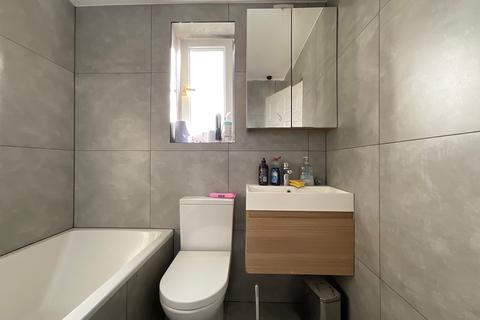 2 bedroom semi-detached house to rent, Westminster Crescent, Doncaster DN2