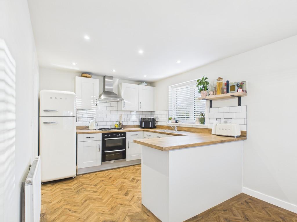 10 Howes Road, Bradwell, NR31 9 XL Kitchen