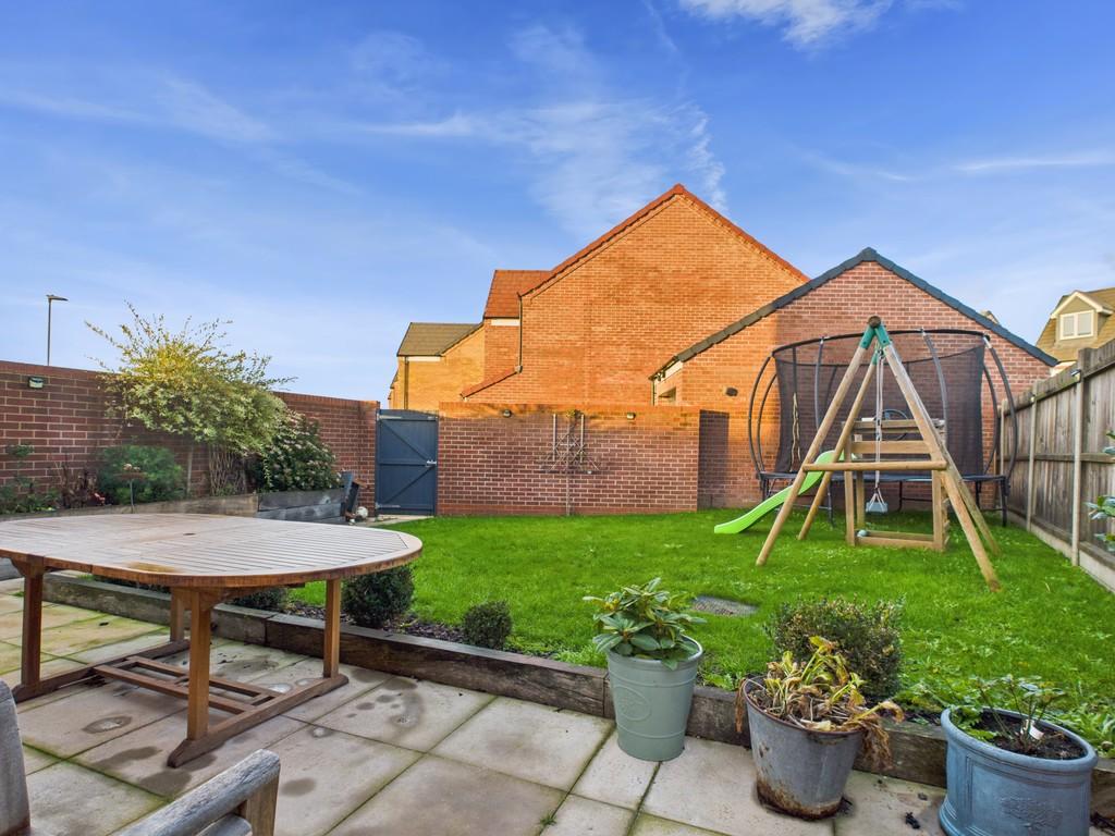 10 Howes Road, Bradwell, NR31 9 XL Garden