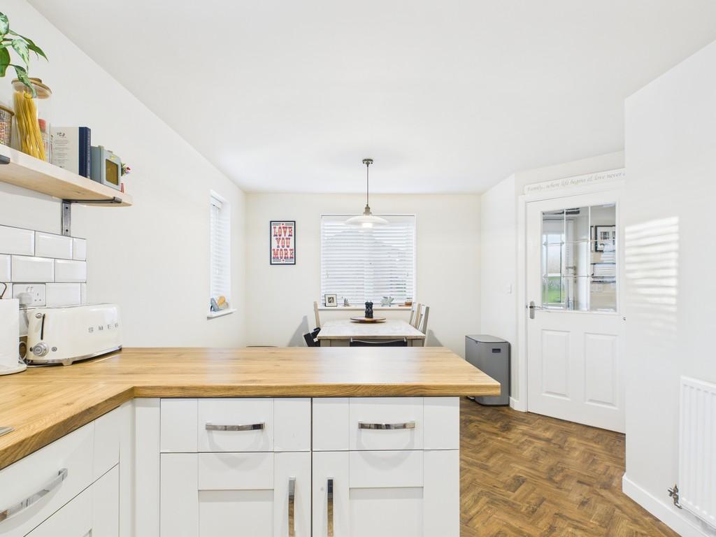 10 Howes Road, Bradwell, NR31 9 XL Kitchen Dining
