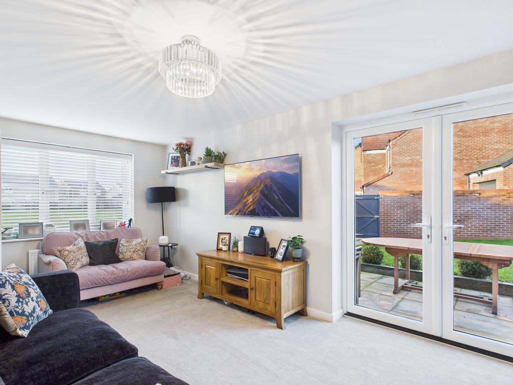 10 Howes Road, Bradwell, NR31 9 XL Living Room (3)