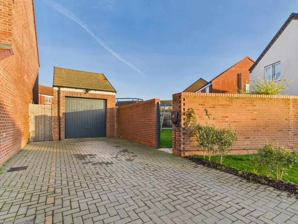 10 Howes Road, Bradwell, NR31 9 XL Garage & Drive