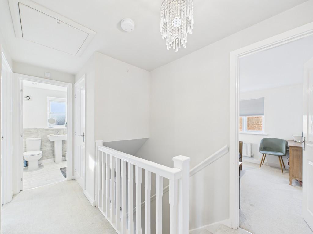 10 Howes Road, Bradwell, NR31 9 XL Landing