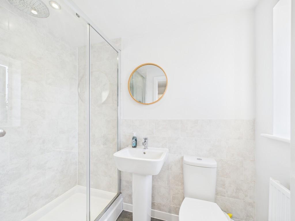 10 Howes Road, Bradwell, NR31 9 XL Bathroom