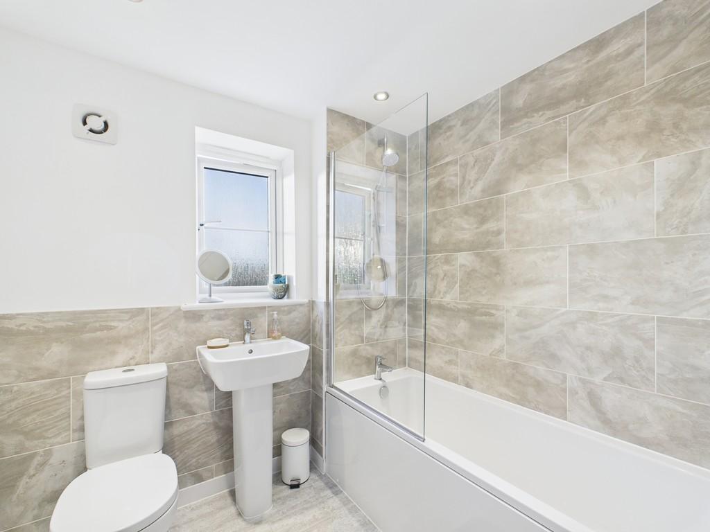 10 Howes Road, Bradwell, NR31 9 XL Bathroom (2)