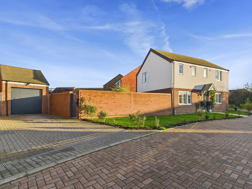 10 Howes Road, Bradwell, NR31 9 XL Front Shot (2)