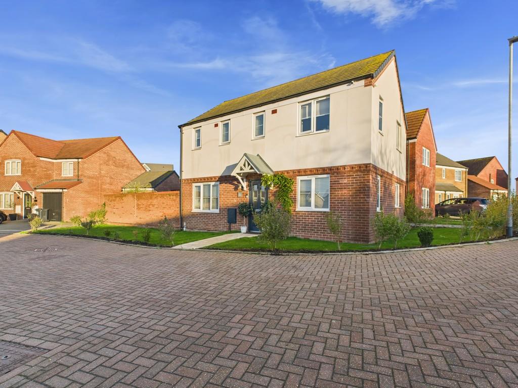 10 Howes Road, Bradwell, NR31 9 XL Front Shot (3)