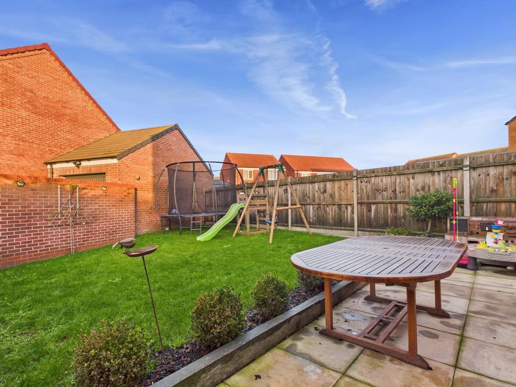 10 Howes Road, Bradwell, NR31 9 XL Garden (2)