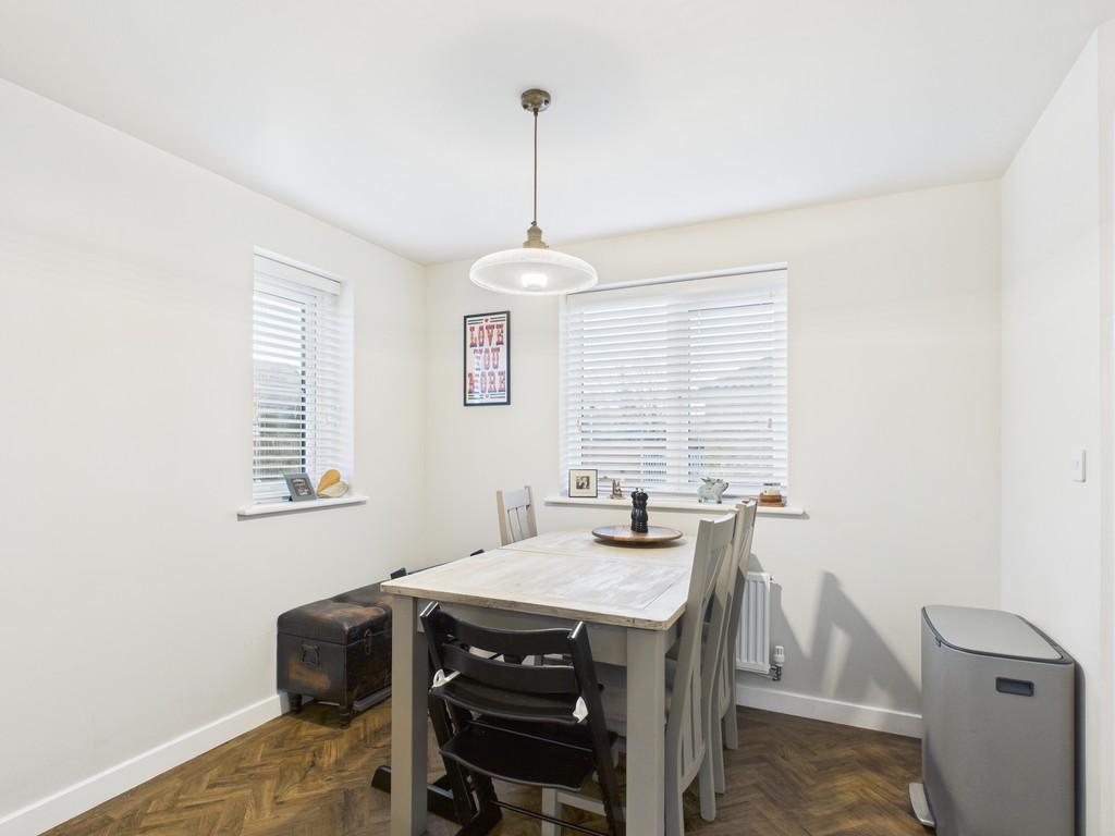 10 Howes Road, Bradwell, NR31 9 XL Dining Area