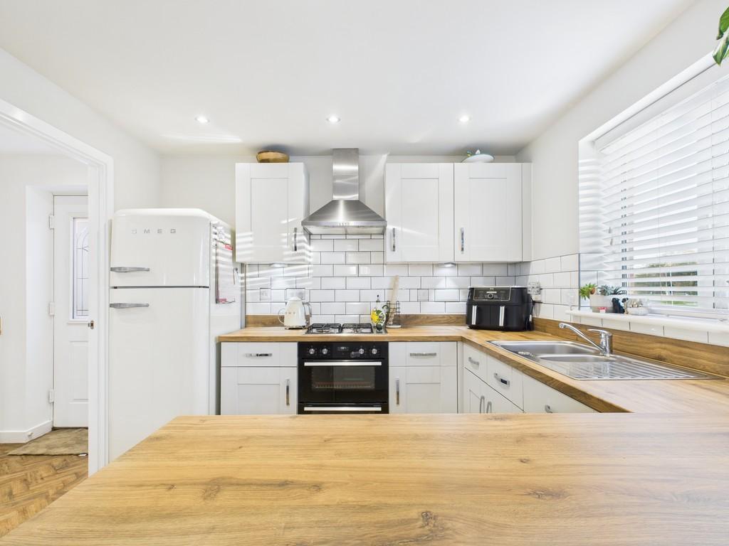 10 Howes Road, Bradwell, NR31 9 XL Kitchen (2)