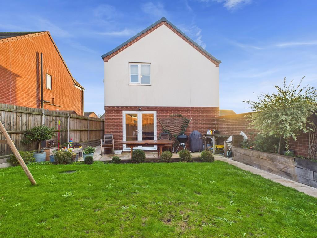 10 Howes Road, Bradwell, NR31 9 XL Garden (3)
