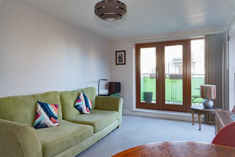 2 bedroom apartment to rent, Commonwealth Drive, Crawley