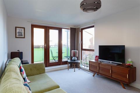 2 bedroom apartment to rent, Commonwealth Drive, Crawley