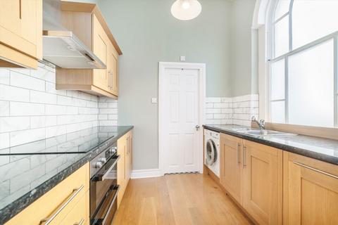 2 bedroom maisonette to rent, Palace Road, East Molesey KT8