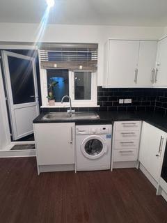 3 bedroom flat share to rent, Acton Lane, London NW10