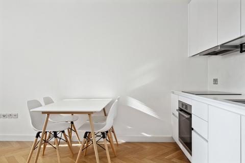 2 bedroom flat to rent, Avenue House
