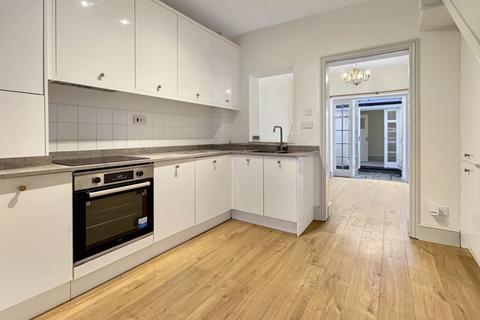 2 bedroom terraced house to rent, York Street, Cowes PO31
