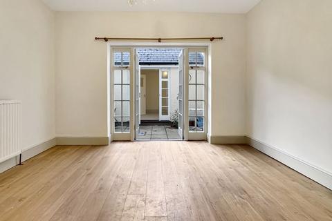 2 bedroom terraced house to rent, York Street, Cowes PO31